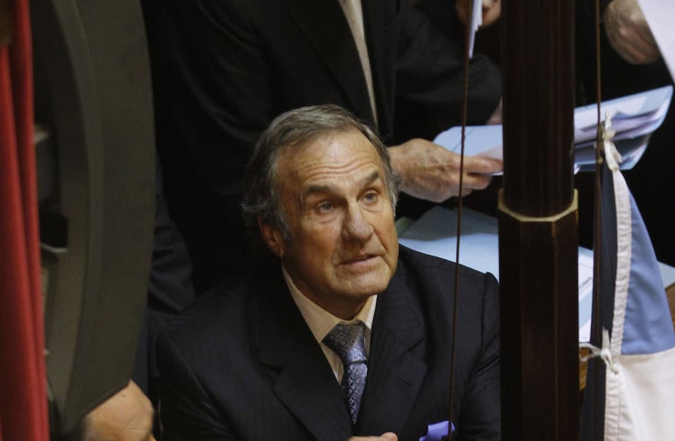 El exgobernador Carlos Reutemann dejó terapia intensiva tras dos semanas