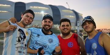 Hinchas de Belgrano en el Estadio Único de Santiago del Estero. También podrán viajar a Mendoza (José Gabriel Hernández).