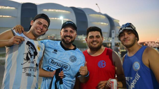 Hinchas de Belgrano en el Estadio Único de Santiago del Estero. También podrán viajar a Mendoza (José Gabriel Hernández).