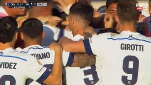 Todos abrazan a Matías Galarza, autor del primer gol de Talleres ante Rosario Central en el comienzo del partido en el Gigante de Arroyito