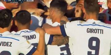Todos abrazan a Matías Galarza, autor del primer gol de Talleres ante Rosario Central en el comienzo del partido en el Gigante de Arroyito