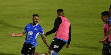 El Turquito le volteó el arco a Platense y lo festeja, con un Néstor Ortigoza que se suma al grito.