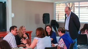 El secretario ejecutivo de la Agencia Provincial para la Implementación de la Carrera de Medicina, Antonio Buljubasich (a la derecha, de pie), compartió la jornada inicial de la formación de los futuros docentes de la carrera de Medicina.