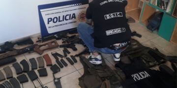 Las armas y elementos hallados en barrio Urquiza. (Policía)
