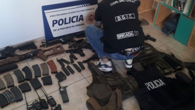 Las armas y elementos hallados en barrio Urquiza. (Policía)