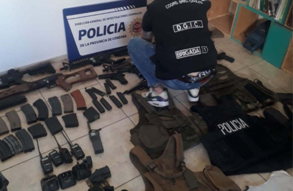 Córdoba: lo allanaron por una denuncia de amenazas y le encontraron un arsenal