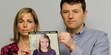 ARCHIVO - Kate y Gerry McCann posan para los medios con un cartel de búsqueda que ofrece una imagen generada por computadora sobre la posible progresión de la edad de su hija Madeleine, que desapareció en Portugal en 2007, durante una conferencia de prensa en Londres, el 2 de mayo de 2012. (AP Foto/Sang Tan, archivo)