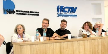 Darío Cocco (segundo a la izquierda) estuvo en el debate nacional de municipales en Avellaneda, Buenos Aires.