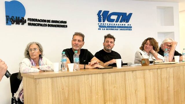 Darío Cocco (segundo a la izquierda) estuvo en el debate nacional de municipales en Avellaneda, Buenos Aires.