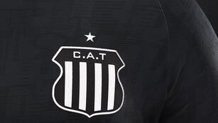 El escudo en la nueva remera alternativa de Talleres. (Prensa Talleres)