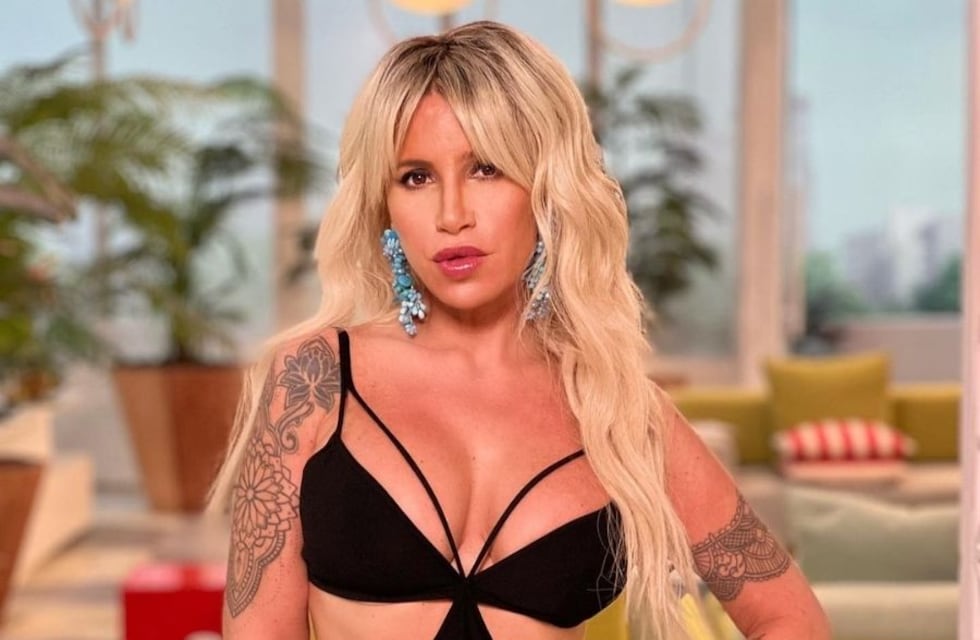 Flor Peña posó de espaldas en bikini blanca y despertó suspiros