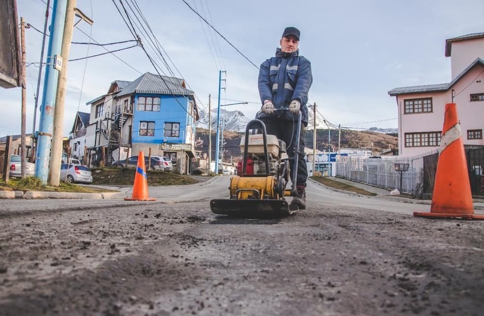 El Municipio de Ushuaia continúa con las tareas de bacheo