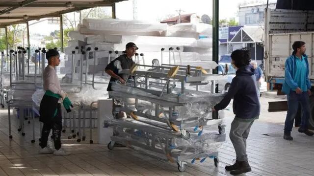 El Gobierno de la Provincia de Buenos Aires entregó camas y cunas en el Hospital Penna.