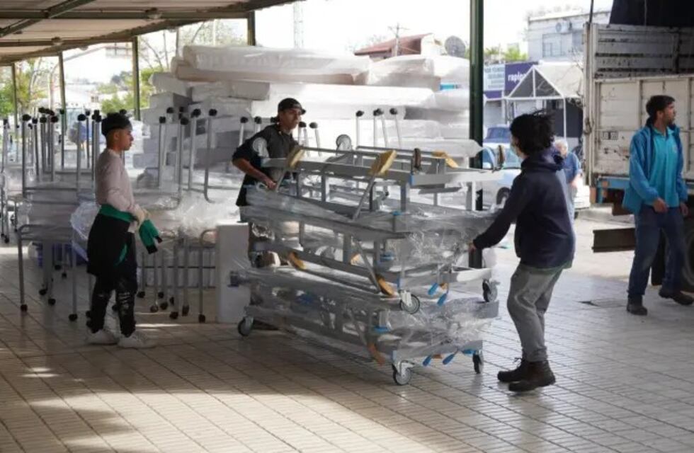 Entregaron camas y cunas en el Hospital Penna