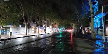Por la fuerte tormenta eléctrica hubo cortes de luz en varias zonas del Gran Mendoza.