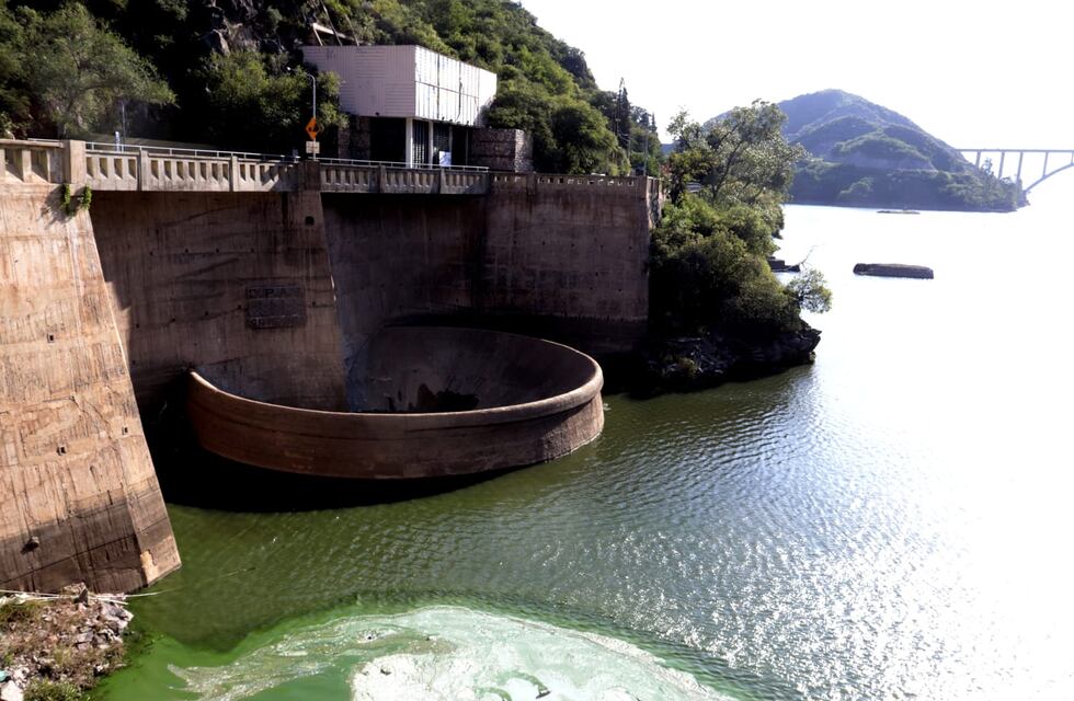 La creciente del río Cosquín sigue arrastrando cianobacterias