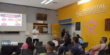 Dr. De La Colina en la charla en el Hospital de Arroyito