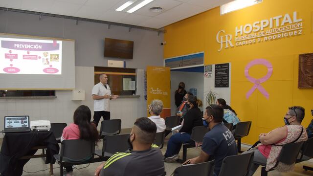 Dr. De La Colina en la charla en el Hospital de Arroyito