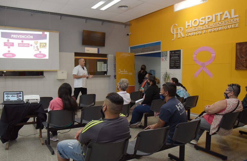 El Dr. Bartolomé de La Colina brindó una charla en el “Mes Rosa”