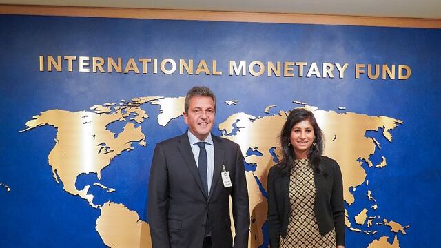 La subdirectora gerente del Fondo Monetario Internacional (FMI), Gita Gopinath, y el ministro de Economía, Sergio Massa - Foto Twitter Sergio Massa