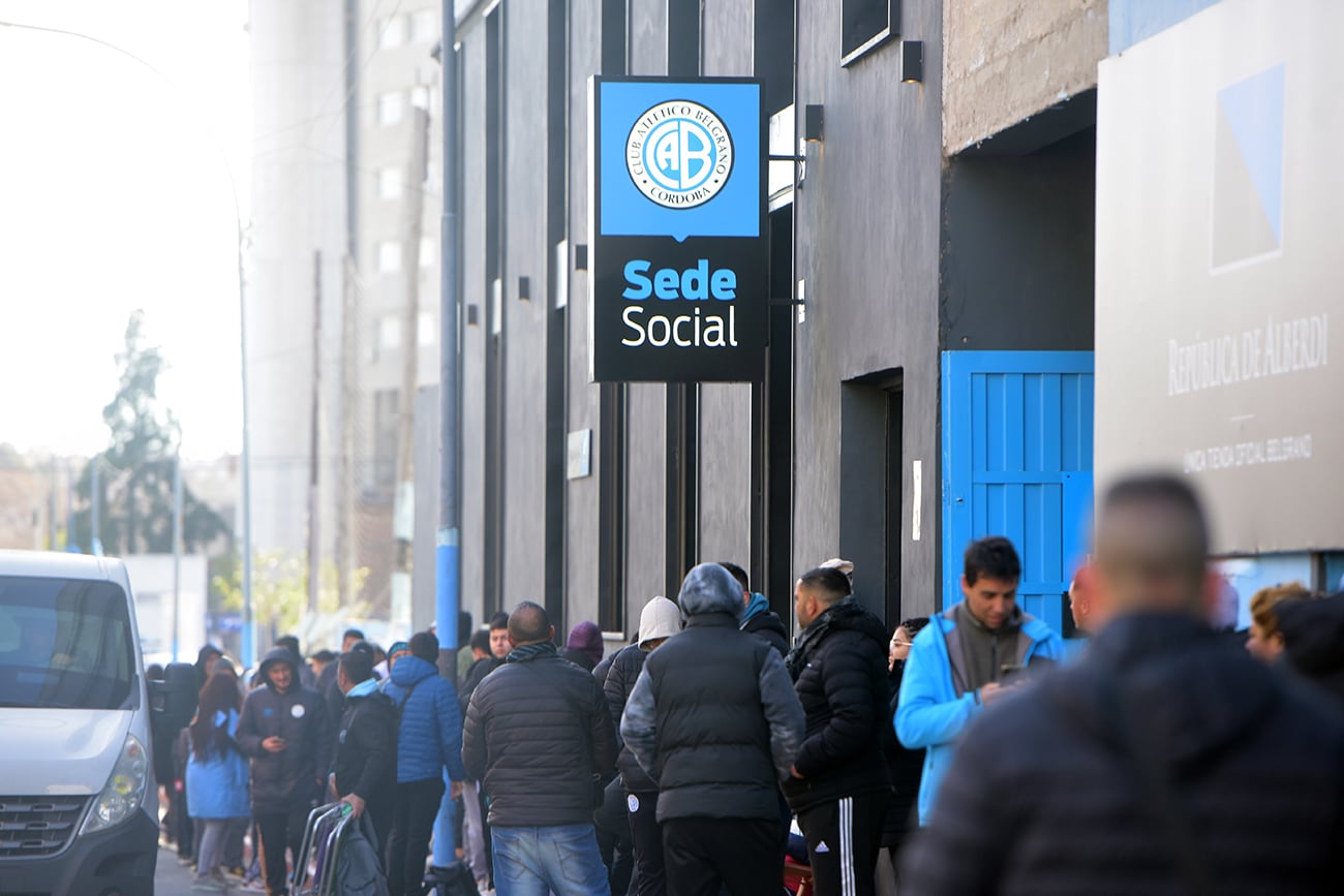 Hinchas de Belgrano hicieron cola para comprar entradas para el partido contra Independiente.  (José Gabriel Hernández / La Voz)
