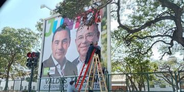 El cartel fue instalado el viernes y retirado el sábado tras el escándalo.
