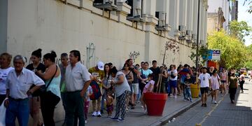 Largas colas frente a la sede de Anses de Plaza San Martín, Córdoba.