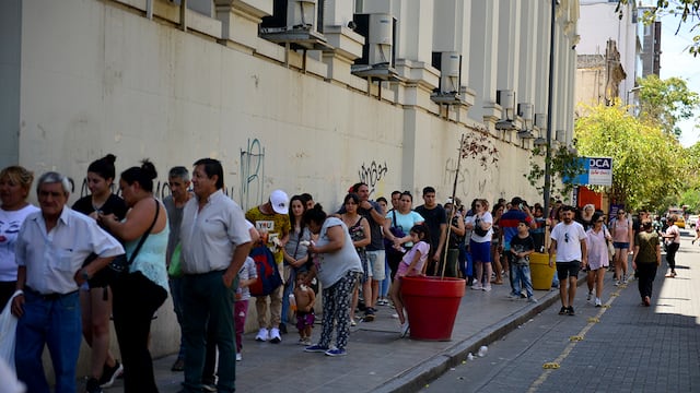 Largas colas frente a la sede de Anses de Plaza San Martín, Córdoba.