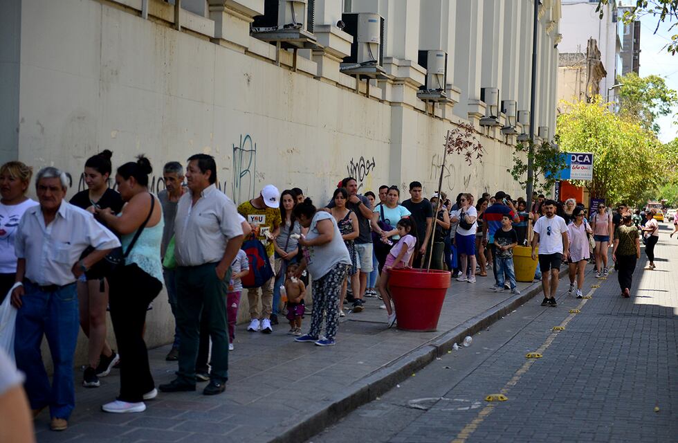 Largas filas en la sede de Anses Córdoba por el último día para acreditar la Asignación Universal por Hijo
