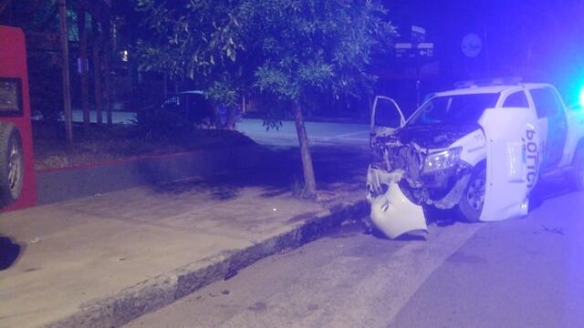 Fuerte choque entre un patrullero y un auto en Colón y Lavalle
