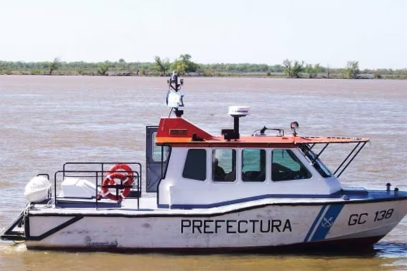Efectivos de Prefectura Naval Argentina trabajan en el río Paraná (Gentileza La Nación).
