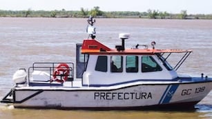 Efectivos de Prefectura Naval Argentina trabajan en el río Paraná (Gentileza La Nación).