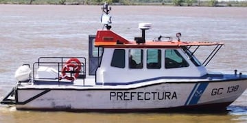 Efectivos de Prefectura Naval Argentina trabajan en el río Paraná (Gentileza La Nación).