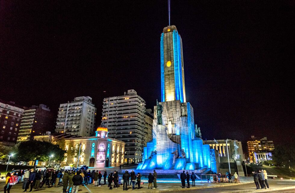 El Monumento a la Bandera ya luce una impresionante lumínica en homenaje a Manuel Balgrano