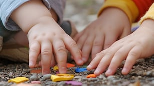 Infancias - manos de niños