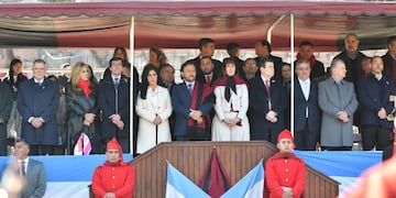 Las autoridades presenciaron el paso de escuadras de las fuerzas armadas y de seguridad, delegaciones escolares e instituciones civiles, en el homenaje al general Güemes en la ciudad de Salta.