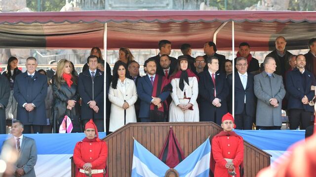 Las autoridades presenciaron el paso de escuadras de las fuerzas armadas y de seguridad, delegaciones escolares e instituciones civiles, en el homenaje al general Güemes en la ciudad de Salta.