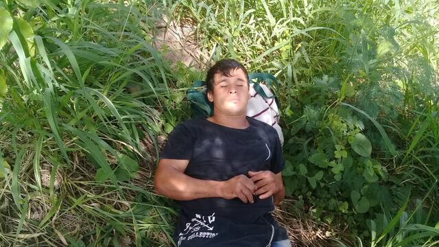 Hace cuatro días que Rodrigo duerme debajo del puente. No tiene plata, comida ni agua.