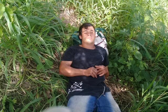 Hace cuatro días que Rodrigo duerme debajo del puente. No tiene plata, comida ni agua.