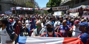 Hinchas de San Lorenzo festejaron frente a la Legislatura porteña.
