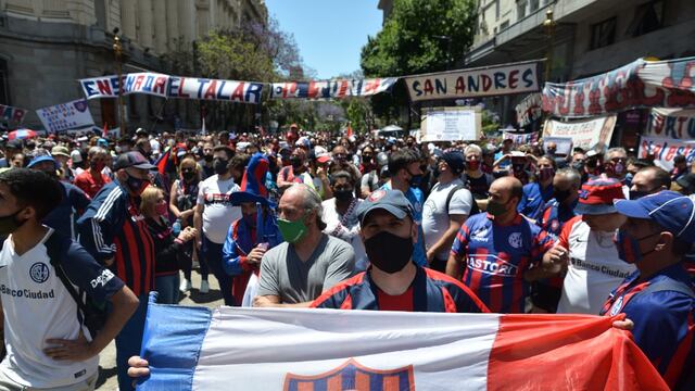 Hinchas de San Lorenzo festejaron frente a la Legislatura porteña.