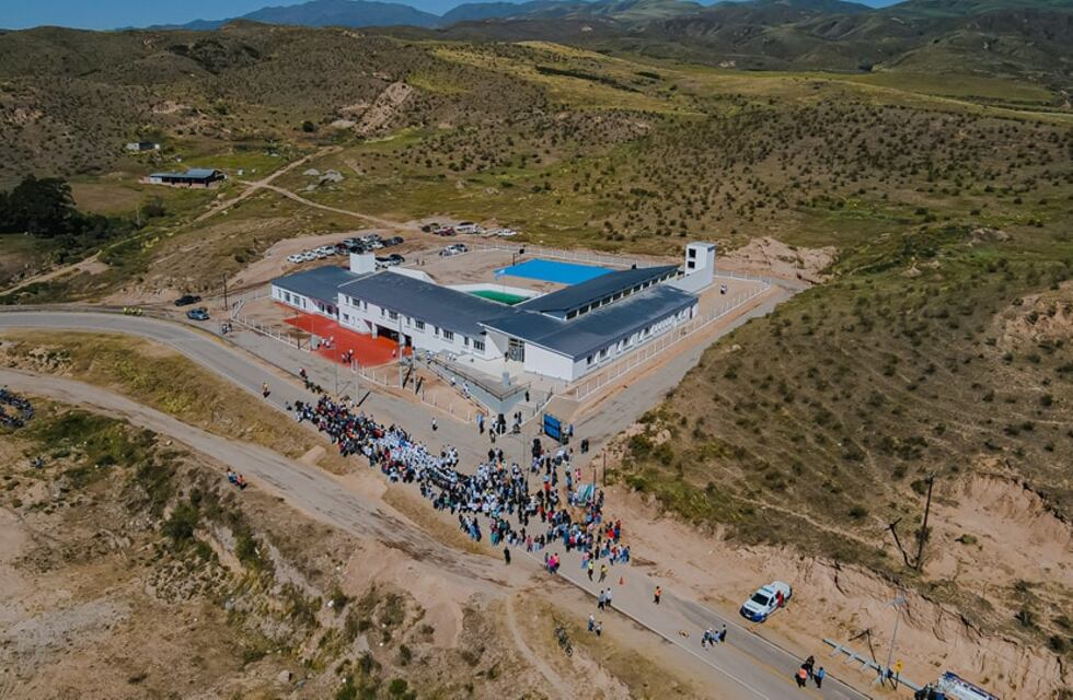 Inauguran la moderna escuela de El Alamito