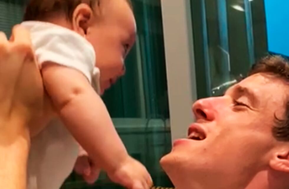 Es viral el video de Germán Conti alentando a Colón con su pequeña beba