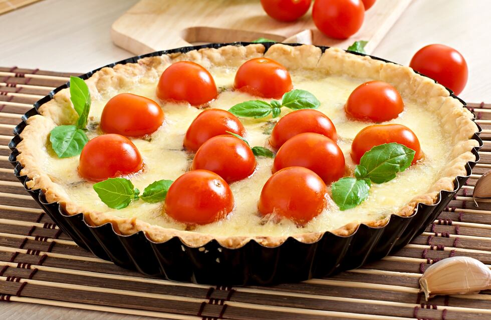 Tarta de atún y tomates cherry con salsa blanca: fresca, rica y original