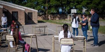 Alumnos regresan a las aulas después de más de ocho meses sin clases presenciales