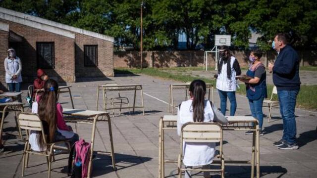 Alumnos regresan a las aulas después de más de ocho meses sin clases presenciales