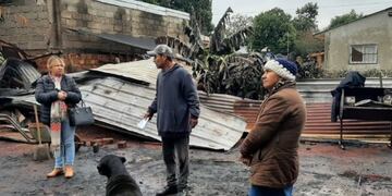Asisten a familia que perdió su casa tras un incendio.