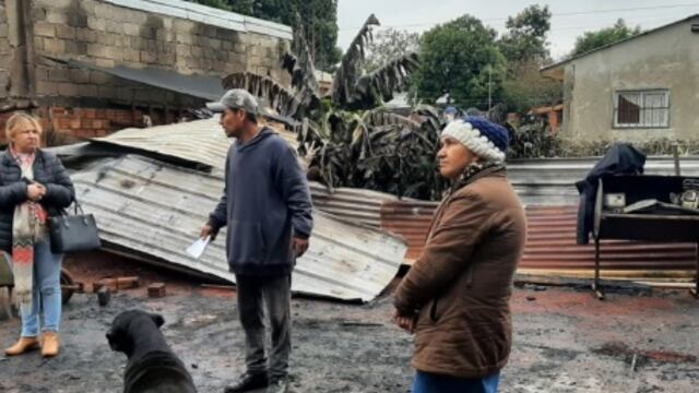 Asisten a familia que perdió su casa tras un incendio.