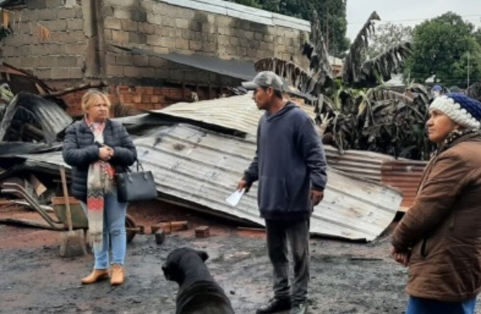 Asisten a familia que perdió su casa tras un incendio