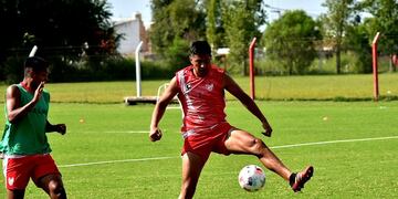 Martín Pino, el juvenil que arrancaría como 9 titular en la Gloria.